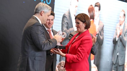Dra. Lucero Cavazos en la entrega de reconocimiento a la UANL, Premio Tecnos edición 2022. Fuente: Gobierno NL